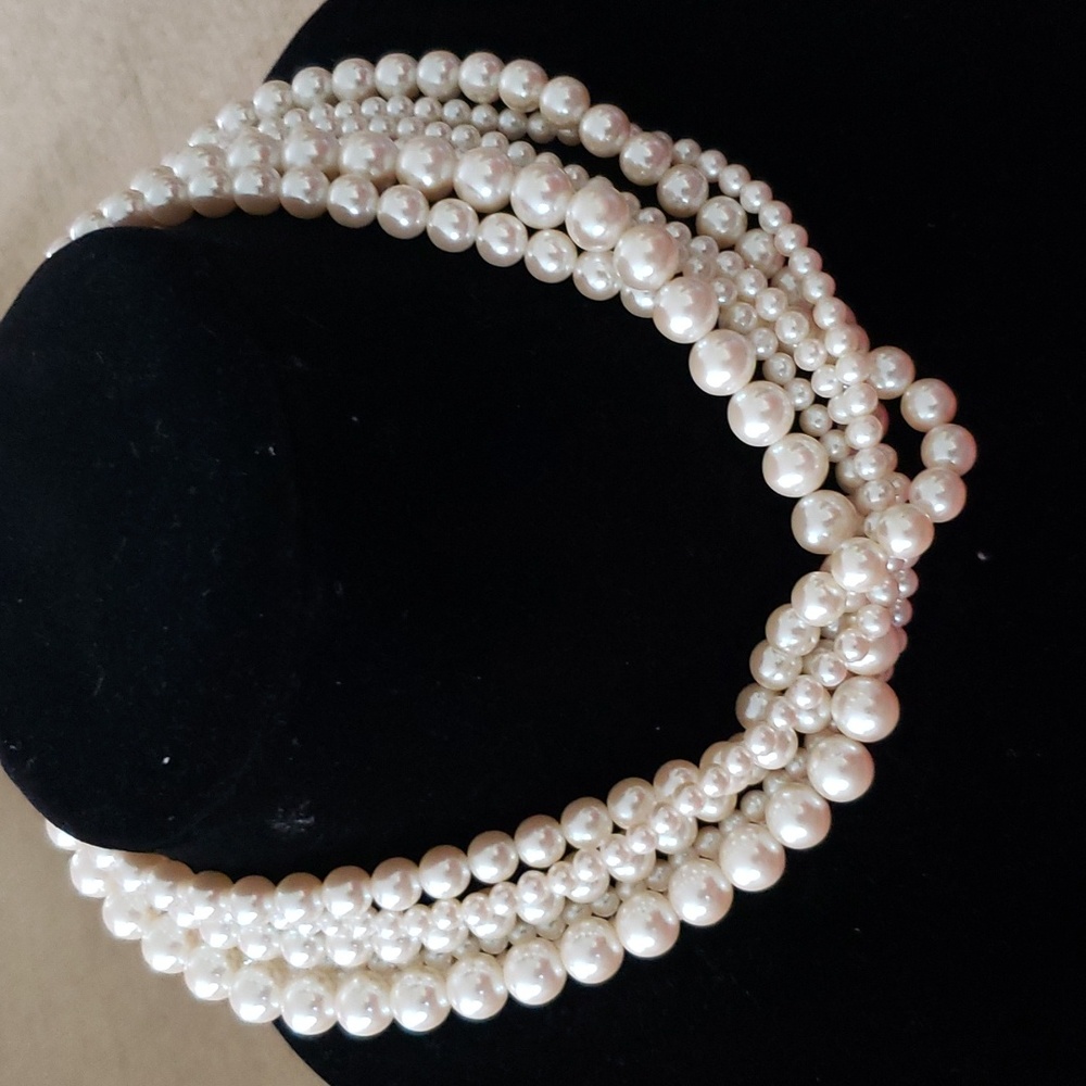 Classic pearl necklace